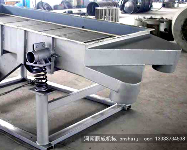 直线筛运行抛物轨迹，可以看出使用抛物线