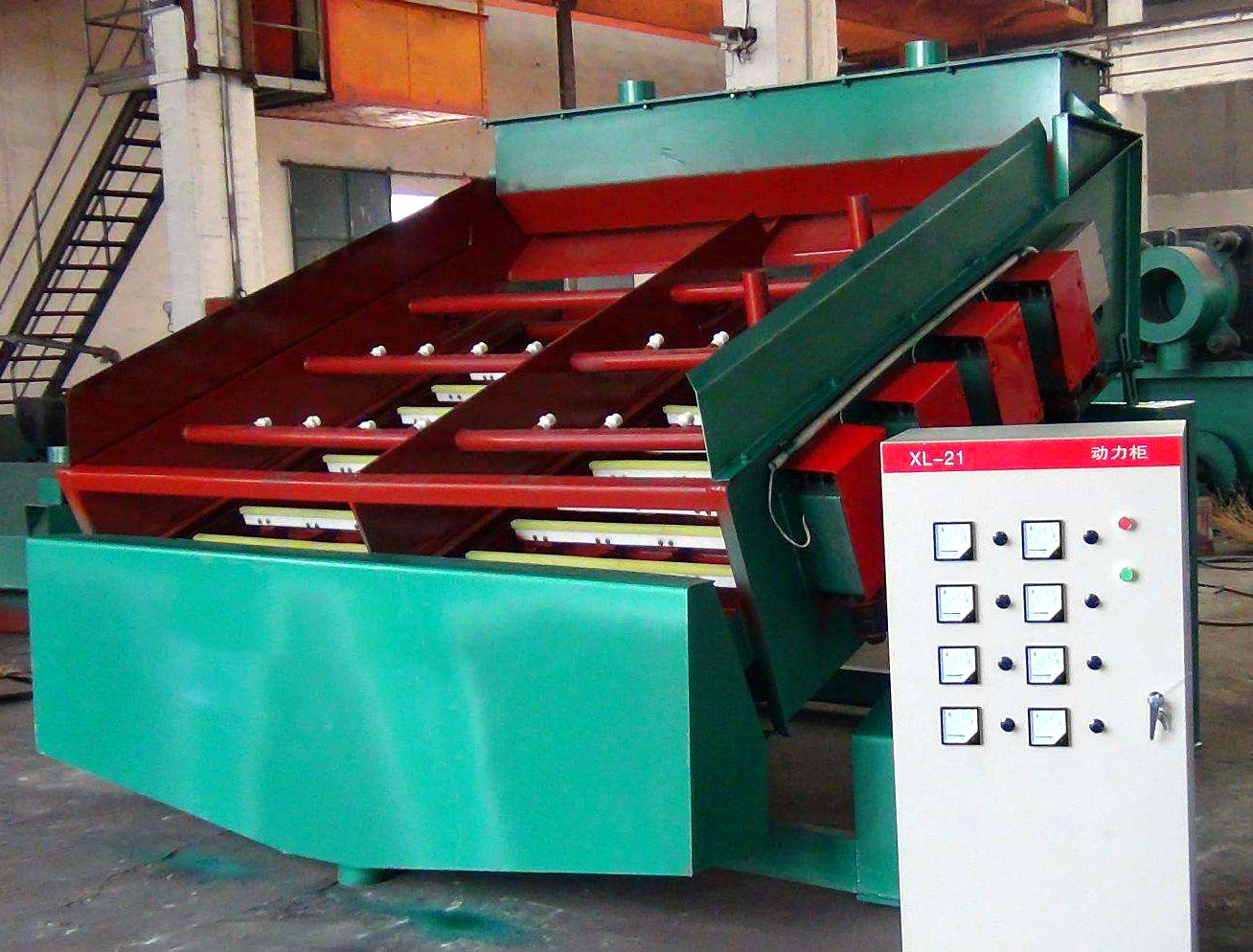 电磁高频筛物料在筛面作垂直运动，所以筛分效率高