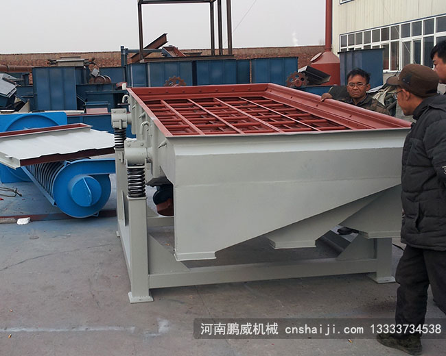 采石场的砂石料使用什么型号的振动筛？多少钱？